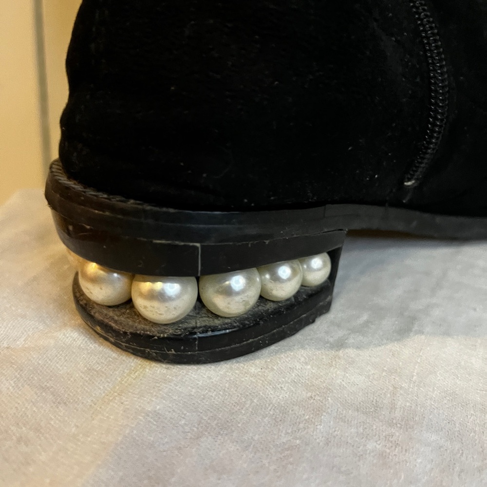 Chic Black Heeled Boots with Pearl Accent